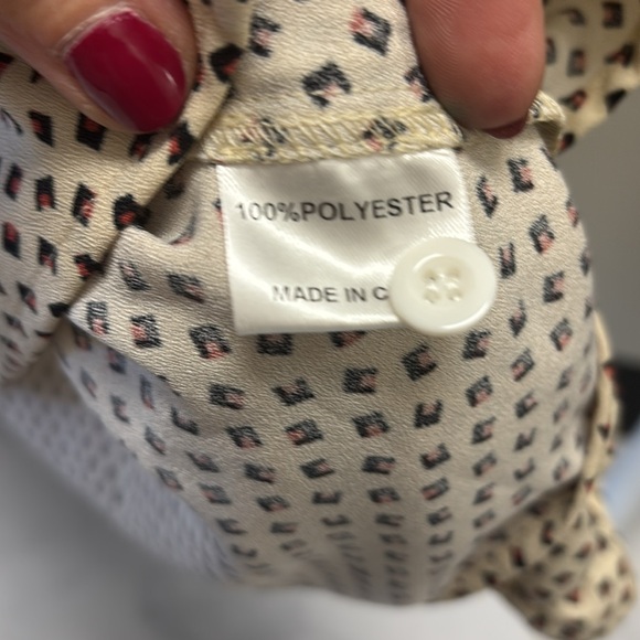 Ruffle Blouse buttons - Picture 4 of 4